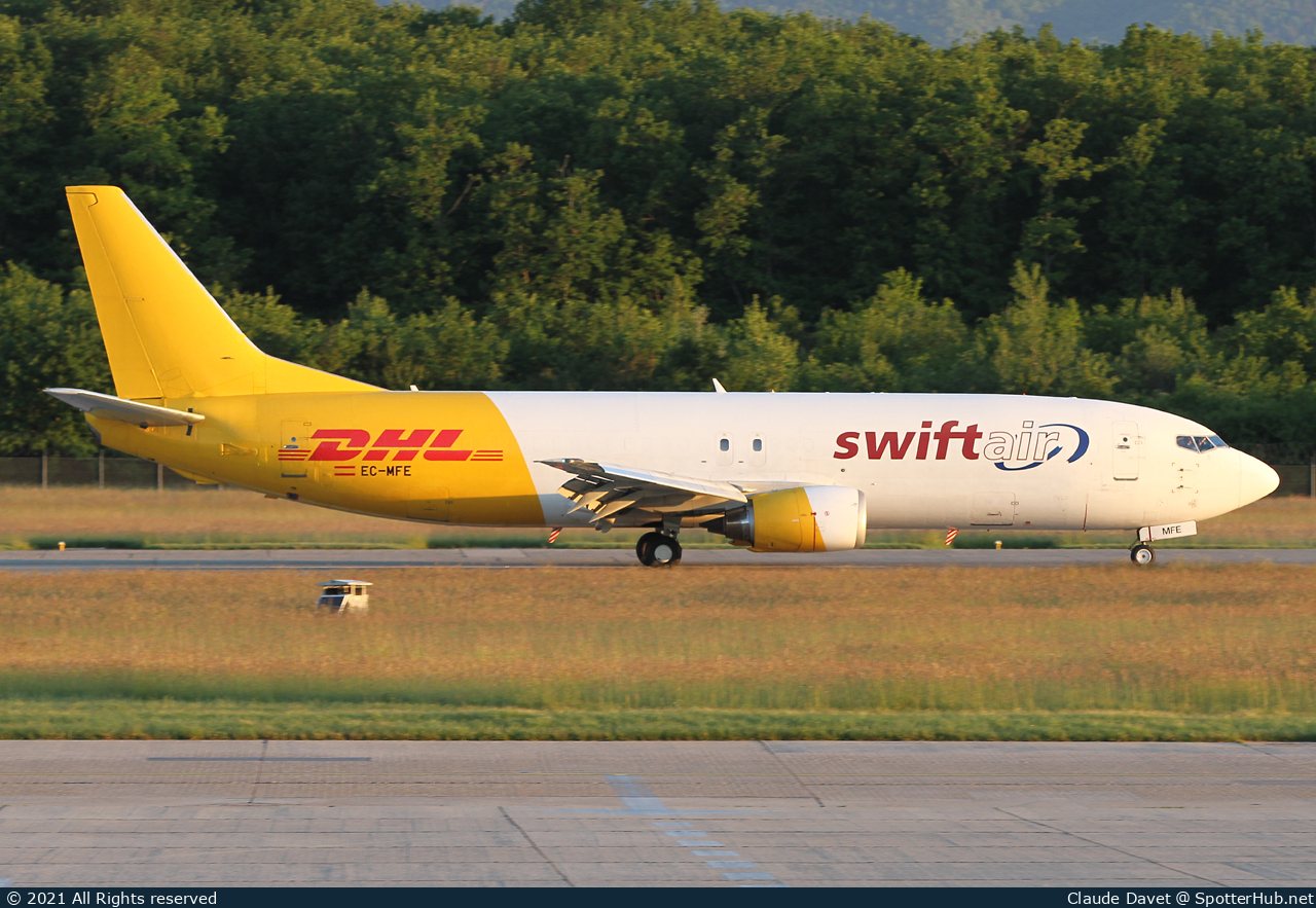 Photo of EC-MFE - Boeing 737-476(SF) operated by Swiftair
