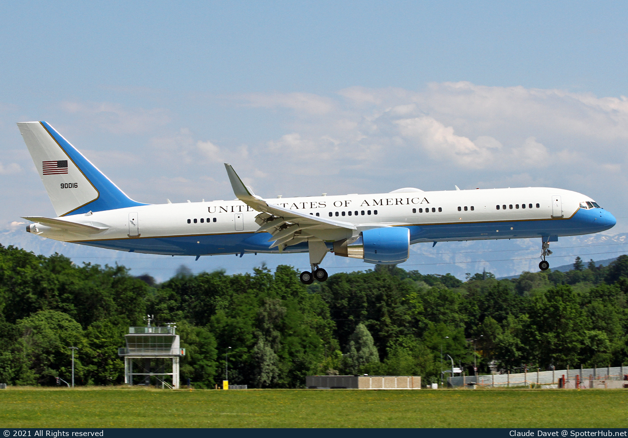 Photo of 09-0016 - Boeing C-32A operated by US Air Force