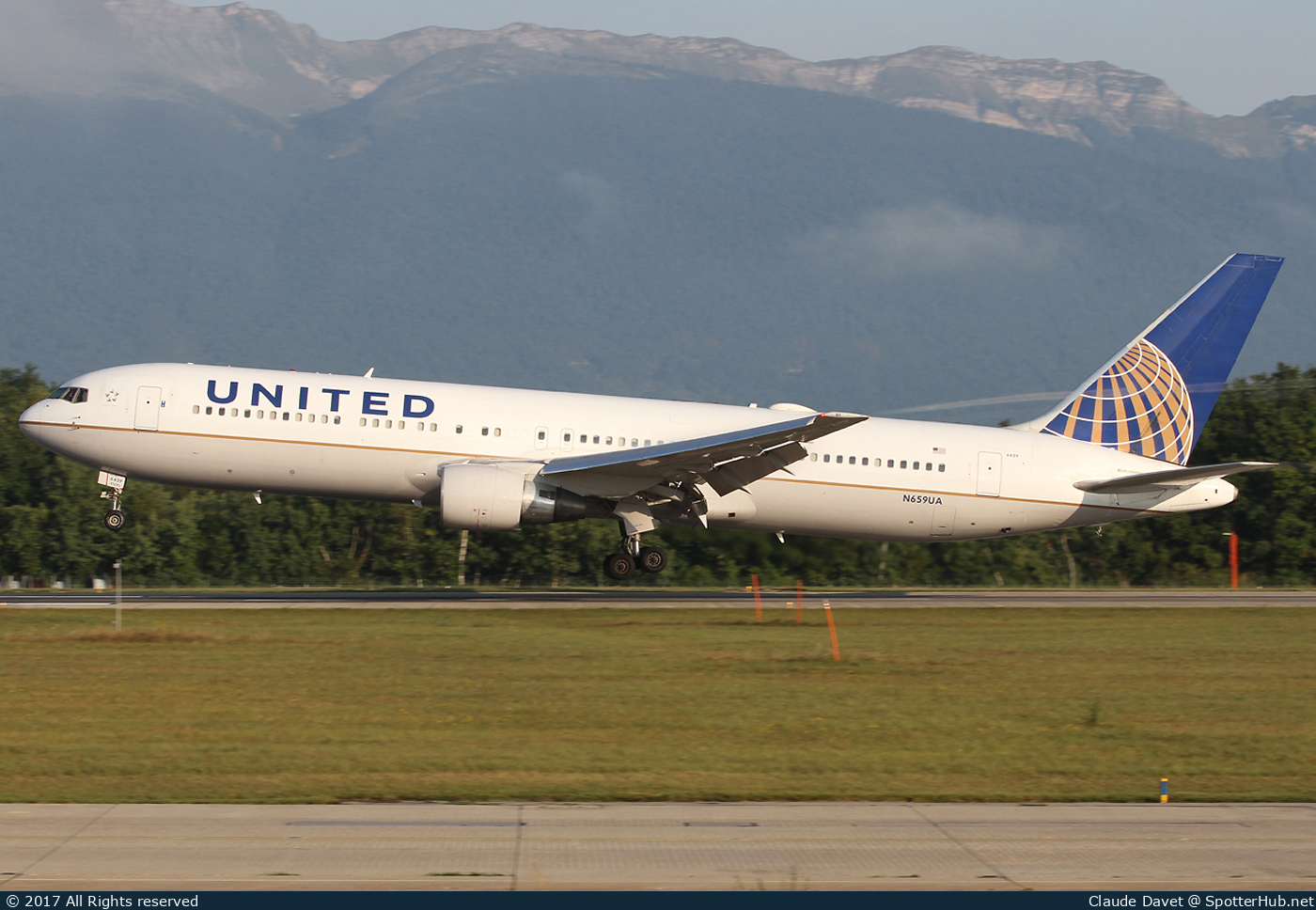 Photo of N659UA - Boeing 767-322(ER) operated by United Airlines