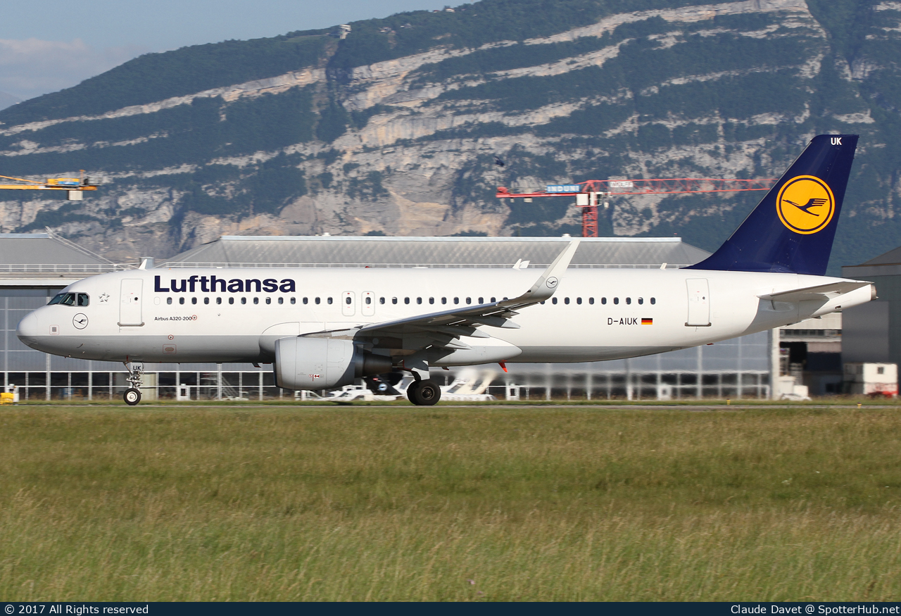 Photo of D-AIUK - Airbus A320-214 operated by Lufthansa
