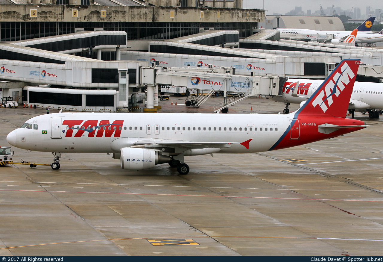 Photo of PR-MYA - Airbus A320-214 operated by TAM Linhas Aéreas