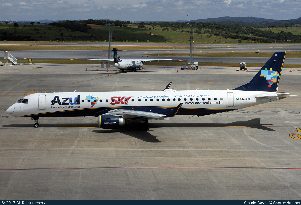 Photo of PR-AYL - Embraer ERJ-195LR operated by Azul