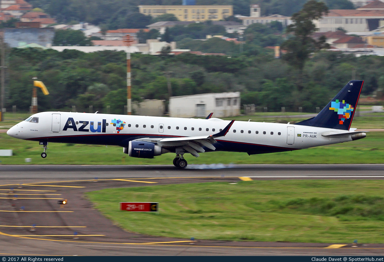 Photo of PR-AUK - Embraer ERJ-195LR operated by Azul