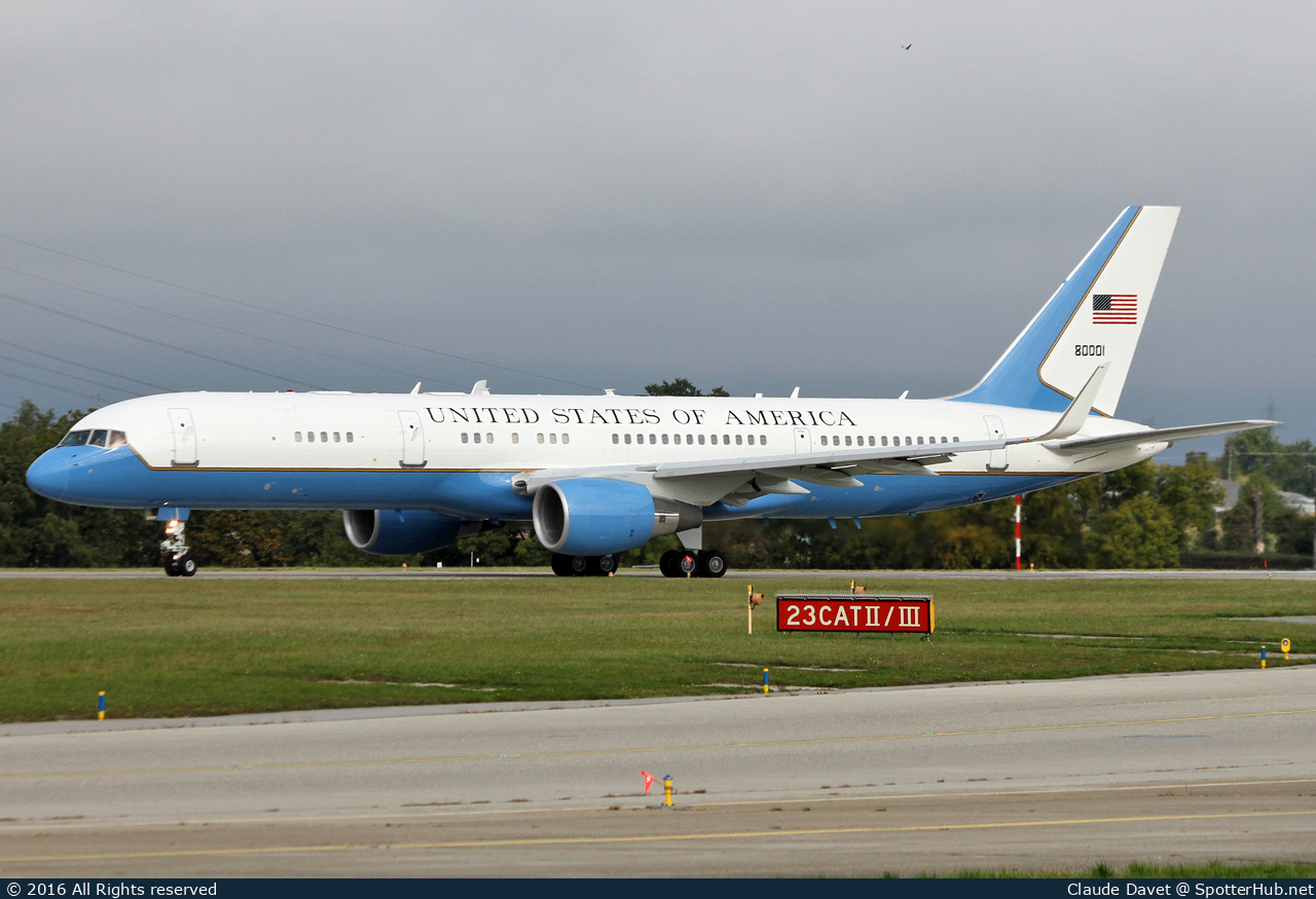 Photo of 98-0001 - Boeing C-32A operated by US Air Force