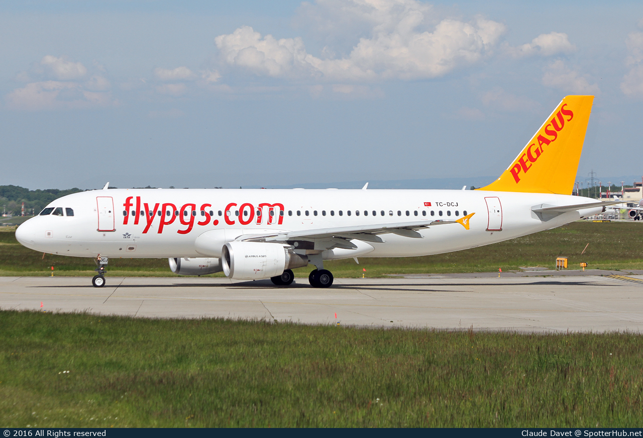 Photo of TC-DCJ - Airbus A320-214 operated by Pegasus Airlines