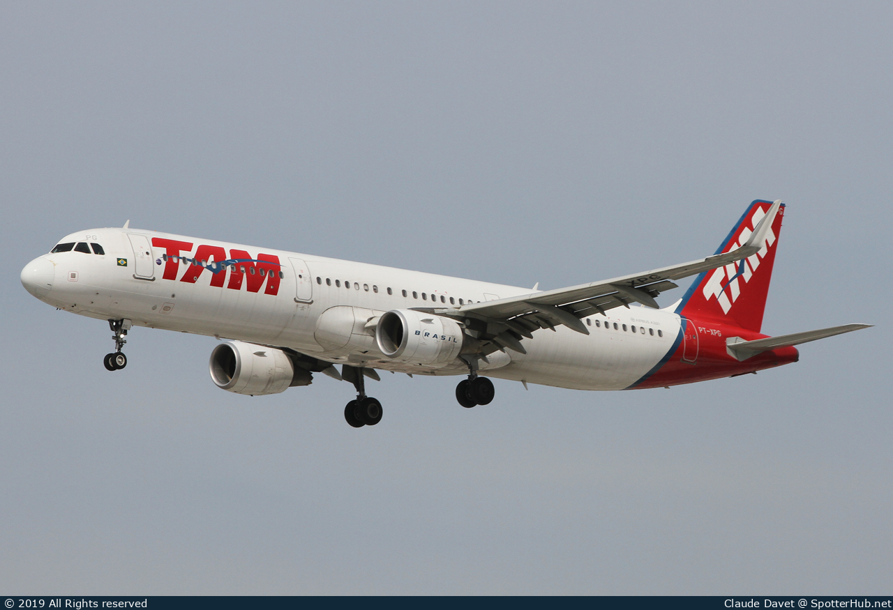 Photo of PT-XPG - Airbus A321-211 operated by TAM Linhas Aéreas