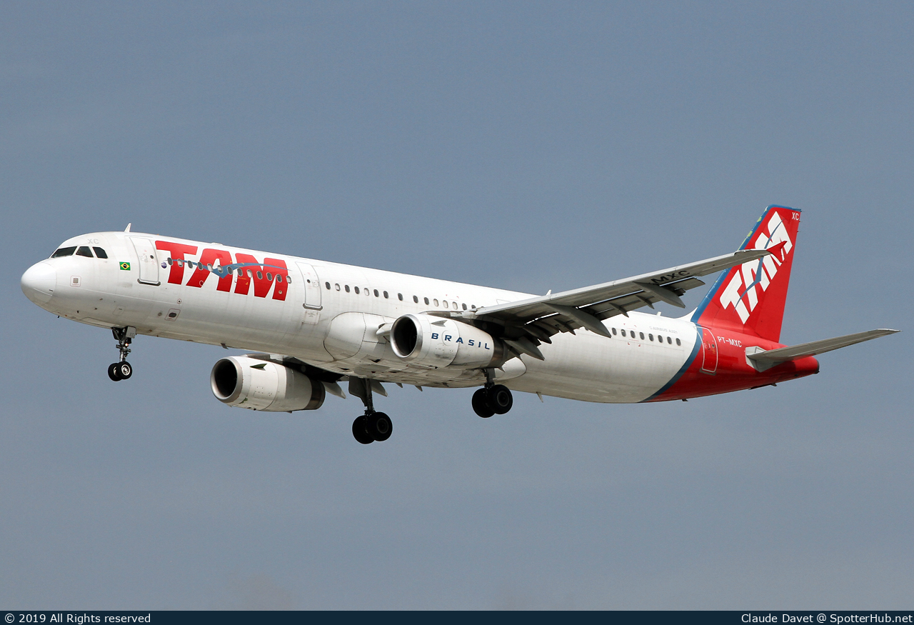 Photo of PT-MXC - Airbus A321-231 operated by TAM Linhas Aéreas