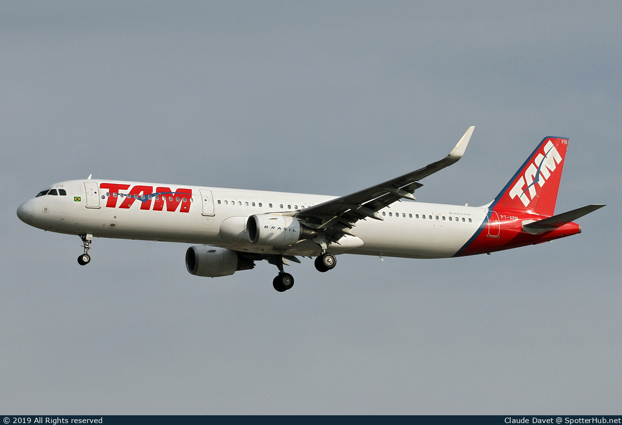 Photo of PT-XPN - Airbus A321-211 operated by TAM Linhas Aéreas