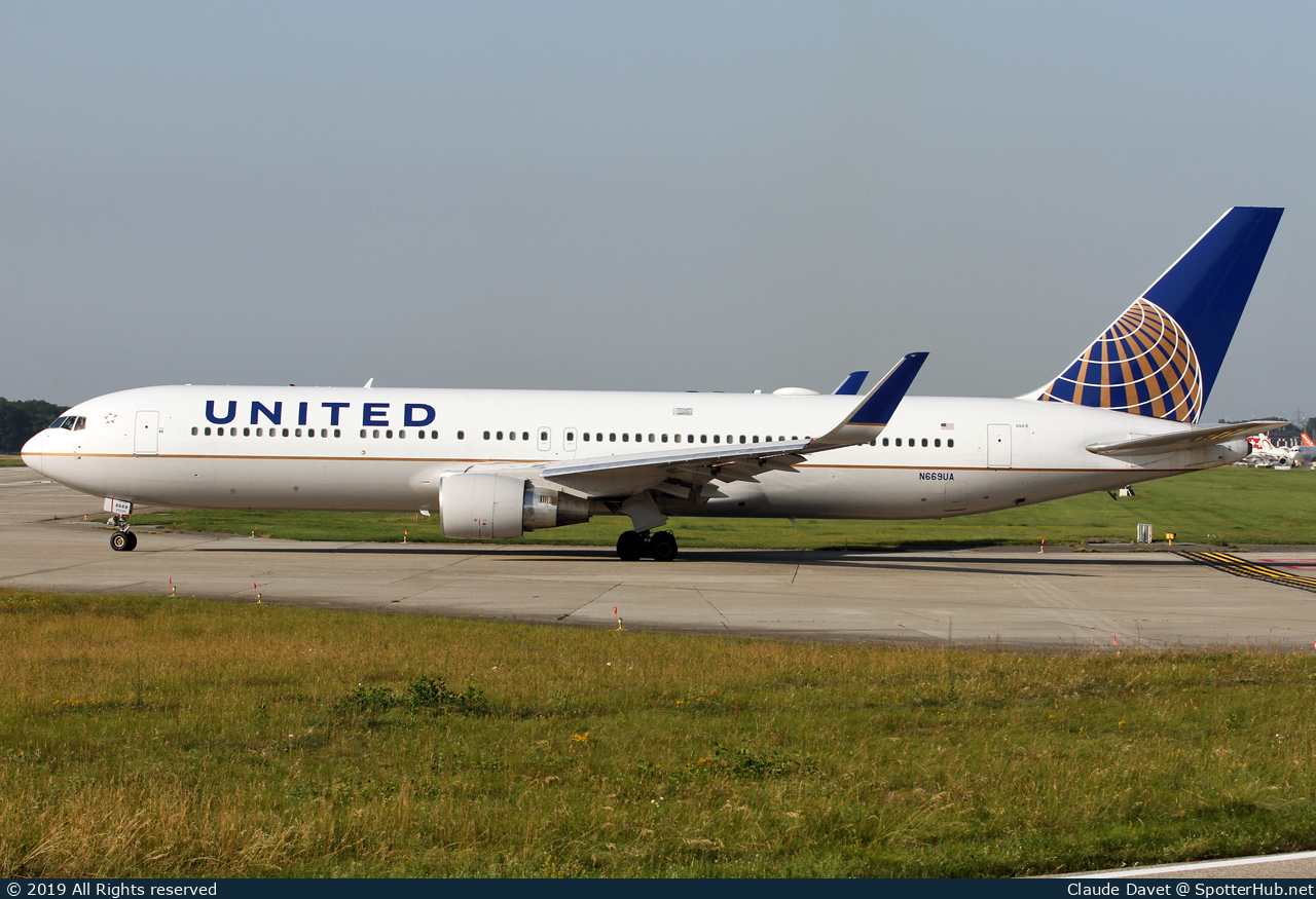 Photo of N669UA - Boeing 767-322(ER) operated by United Airlines