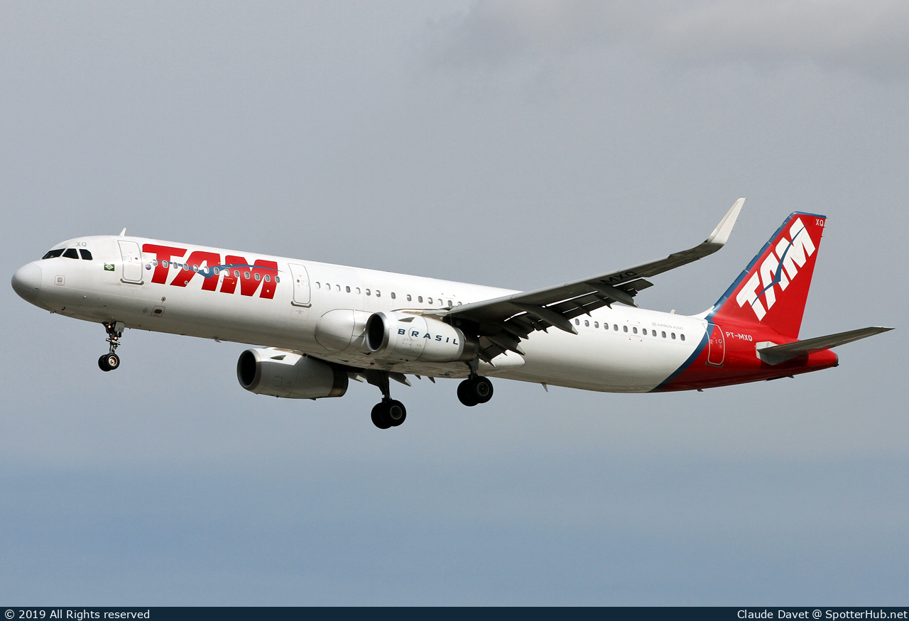 Photo of PT-MXQ - Airbus A321-231 operated by TAM Linhas Aéreas