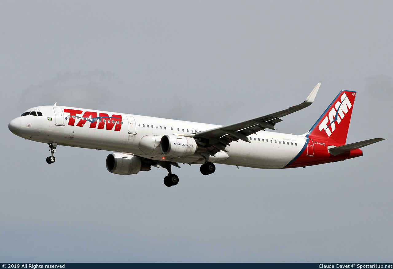 Photo of PT-XPE - Airbus A321-211 operated by TAM Linhas Aéreas