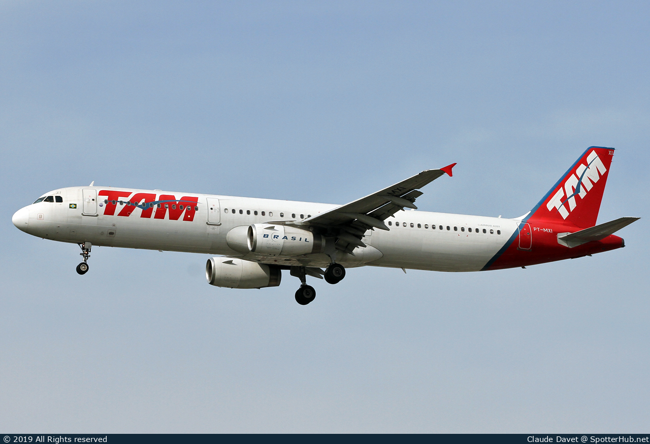 Photo of PT-MXI - Airbus A321-231 operated by TAM Linhas Aéreas