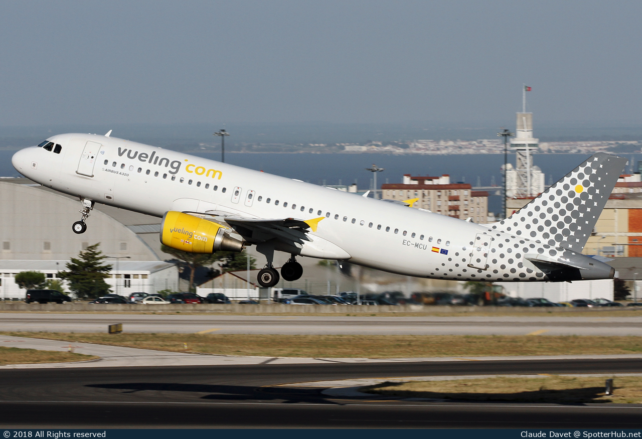 Photo of EC-MCU - Airbus A320-214 operated by Vueling