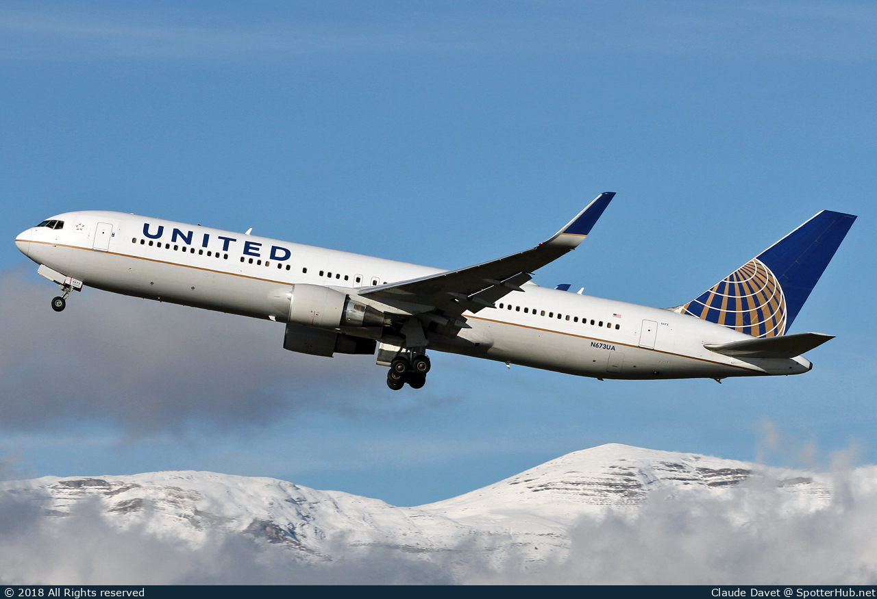 Photo of N673UA - Boeing 767-322(ER) operated by United Airlines