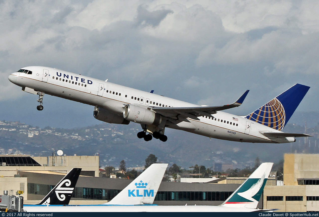 Photo of N41135 - Boeing 757-224 operated by United Airlines