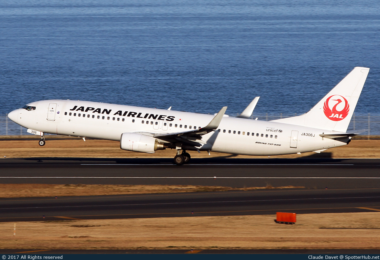 Photo of JA306J - Boeing 737-846 operated by Japan Airlines
