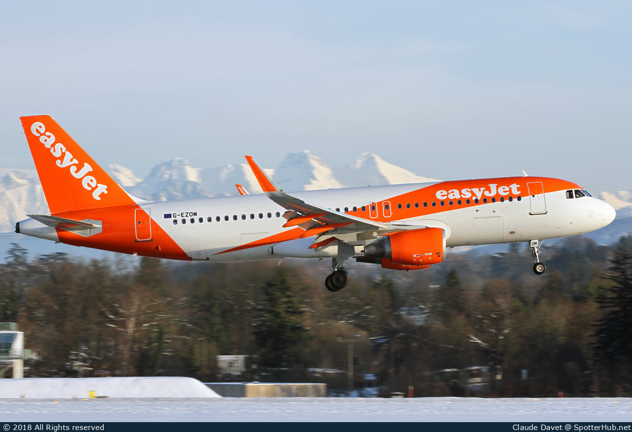 Photo of G-EZOM - Airbus A320-214 operated by easyJet