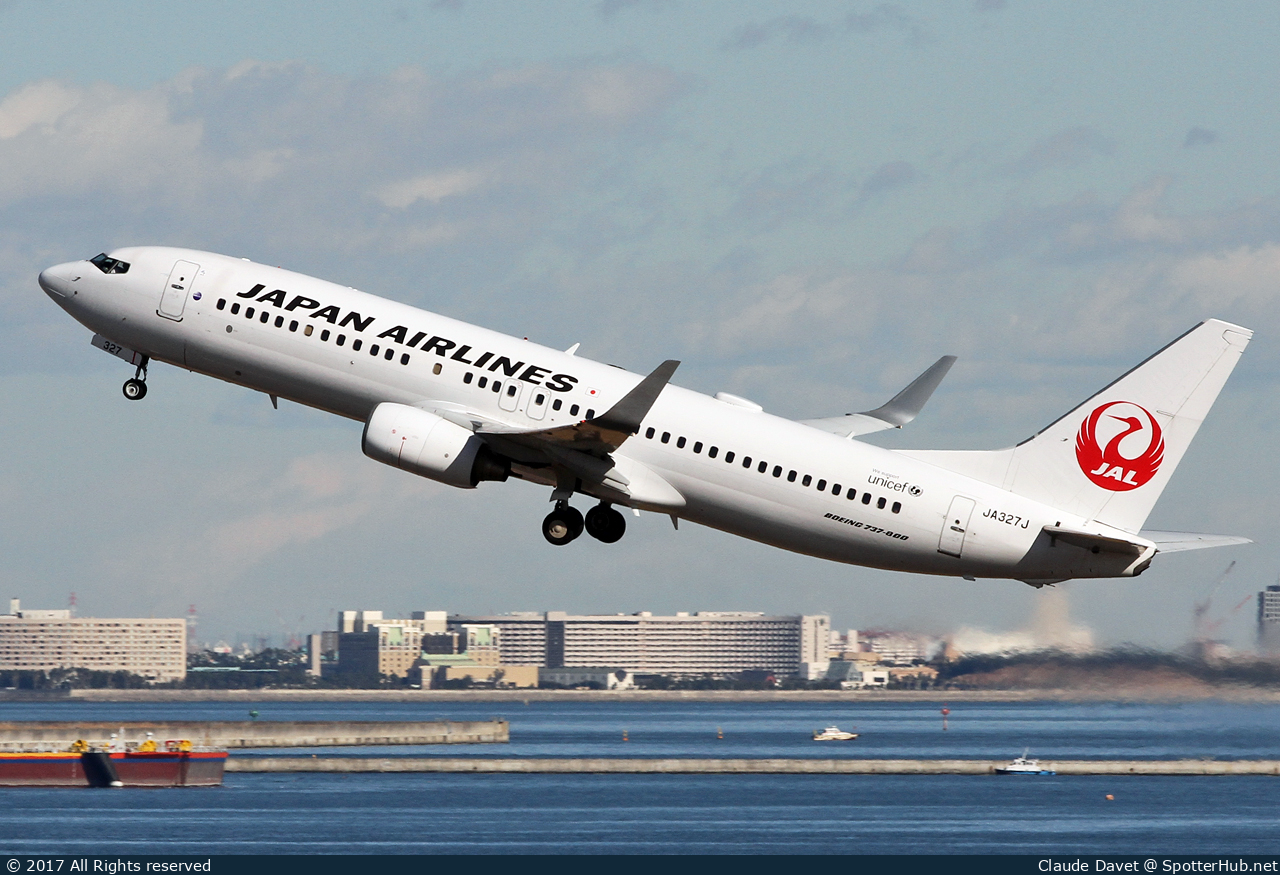 Photo of JA327J - Boeing 737-846 operated by Japan Airlines