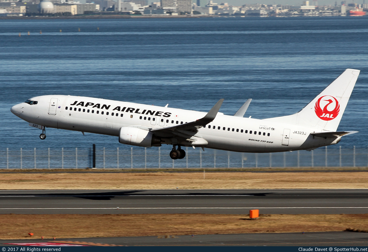 Photo of JA323J - Boeing 737-846 operated by Japan Airlines