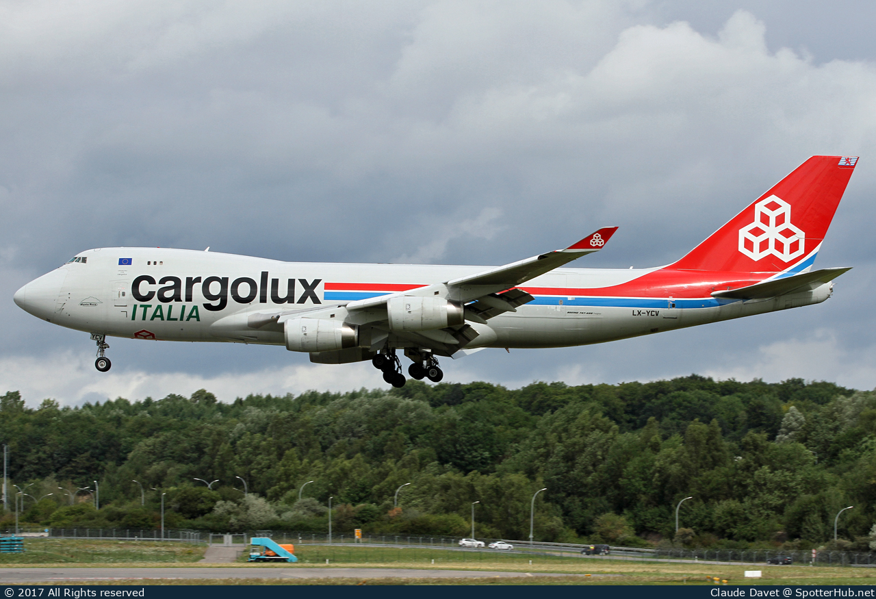 Photo of LX-YCV - Boeing 747-4R7F operated by Cargolux Italia