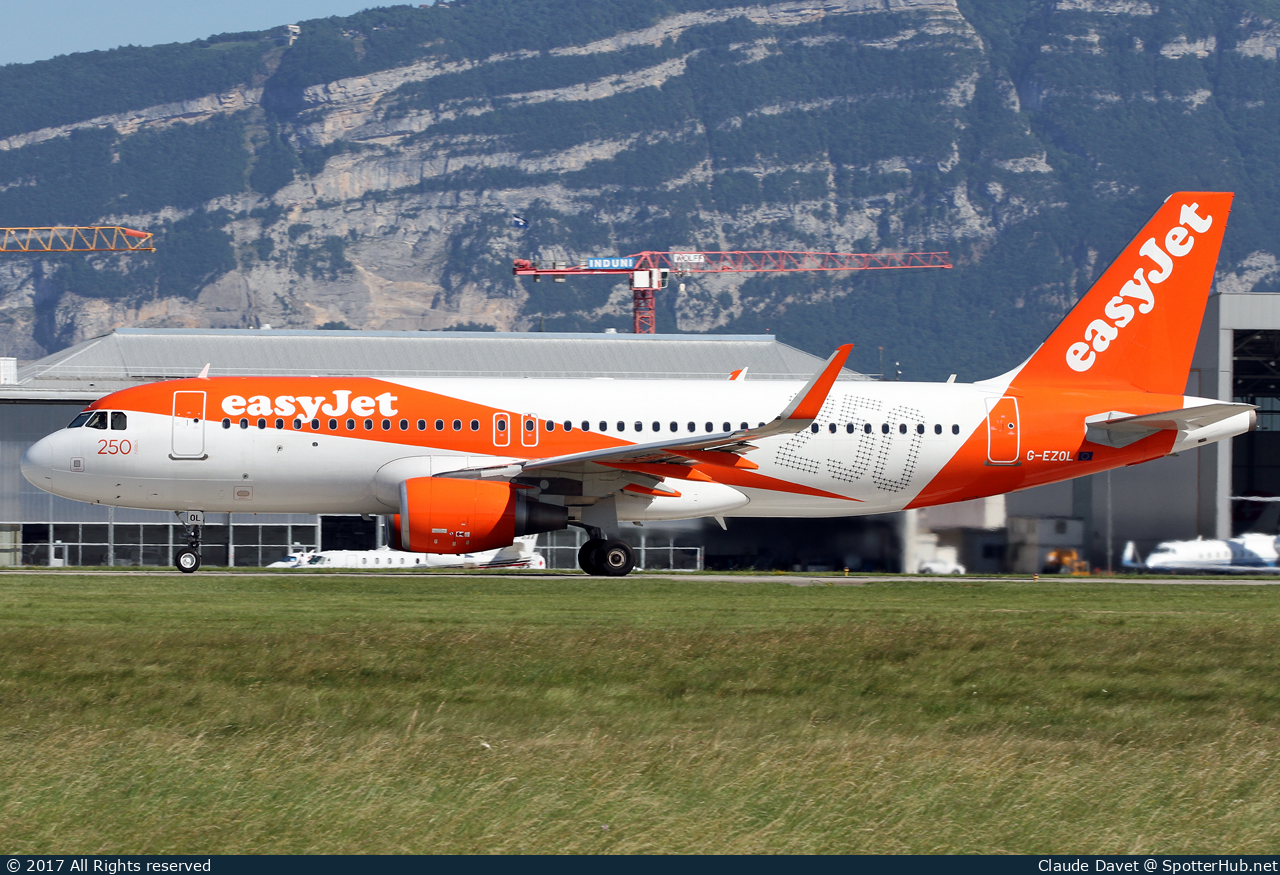 Photo of G-EZOL - Airbus A320-214 operated by easyJet