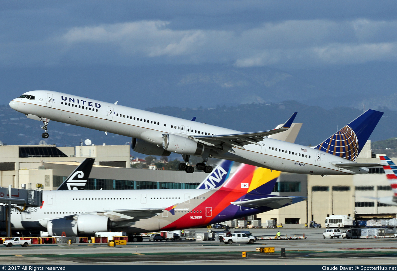 Photo of N73860 - Boeing 757-33N operated by United Airlines