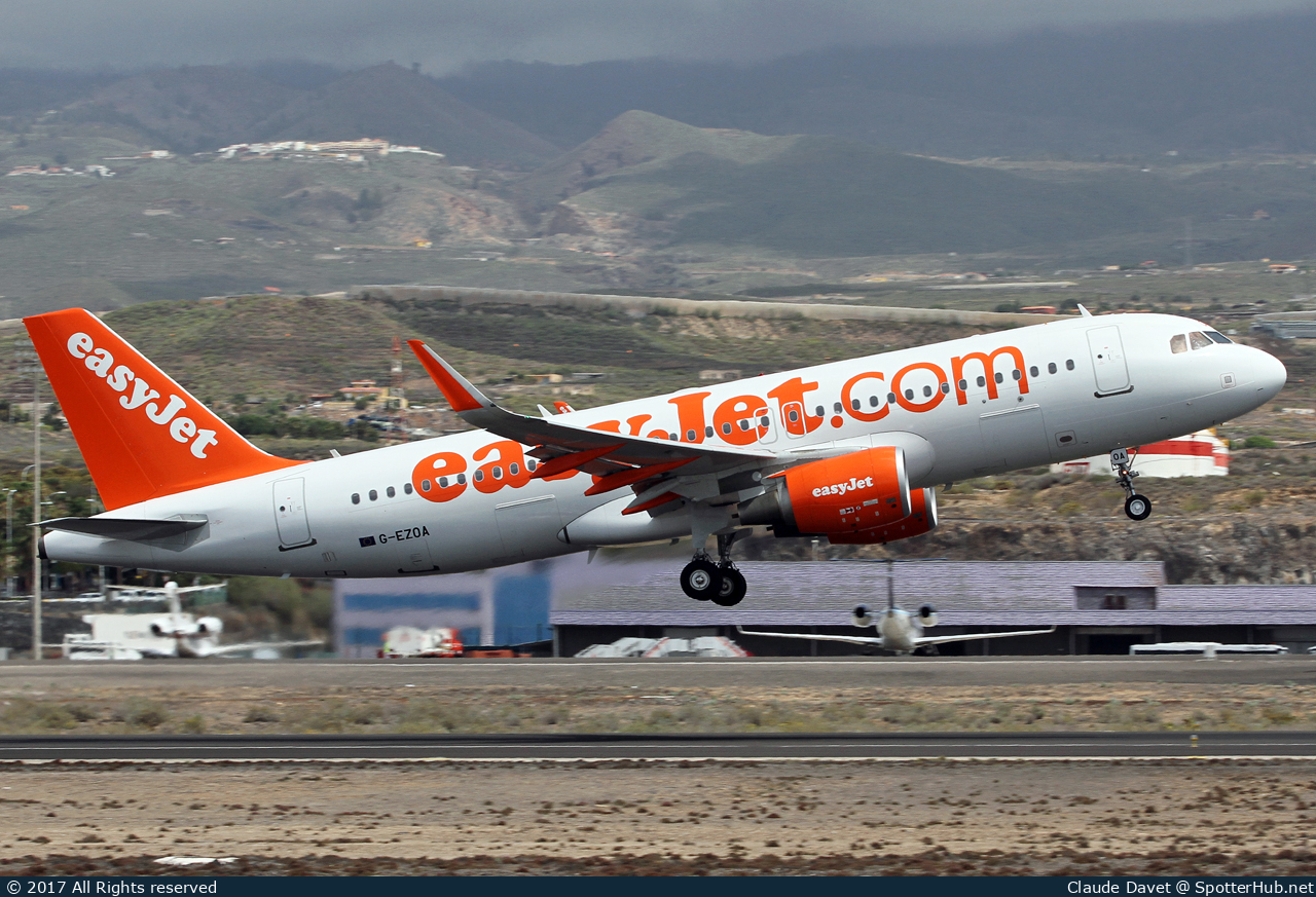 Photo of G-EZOA - Airbus A320-214 operated by easyJet