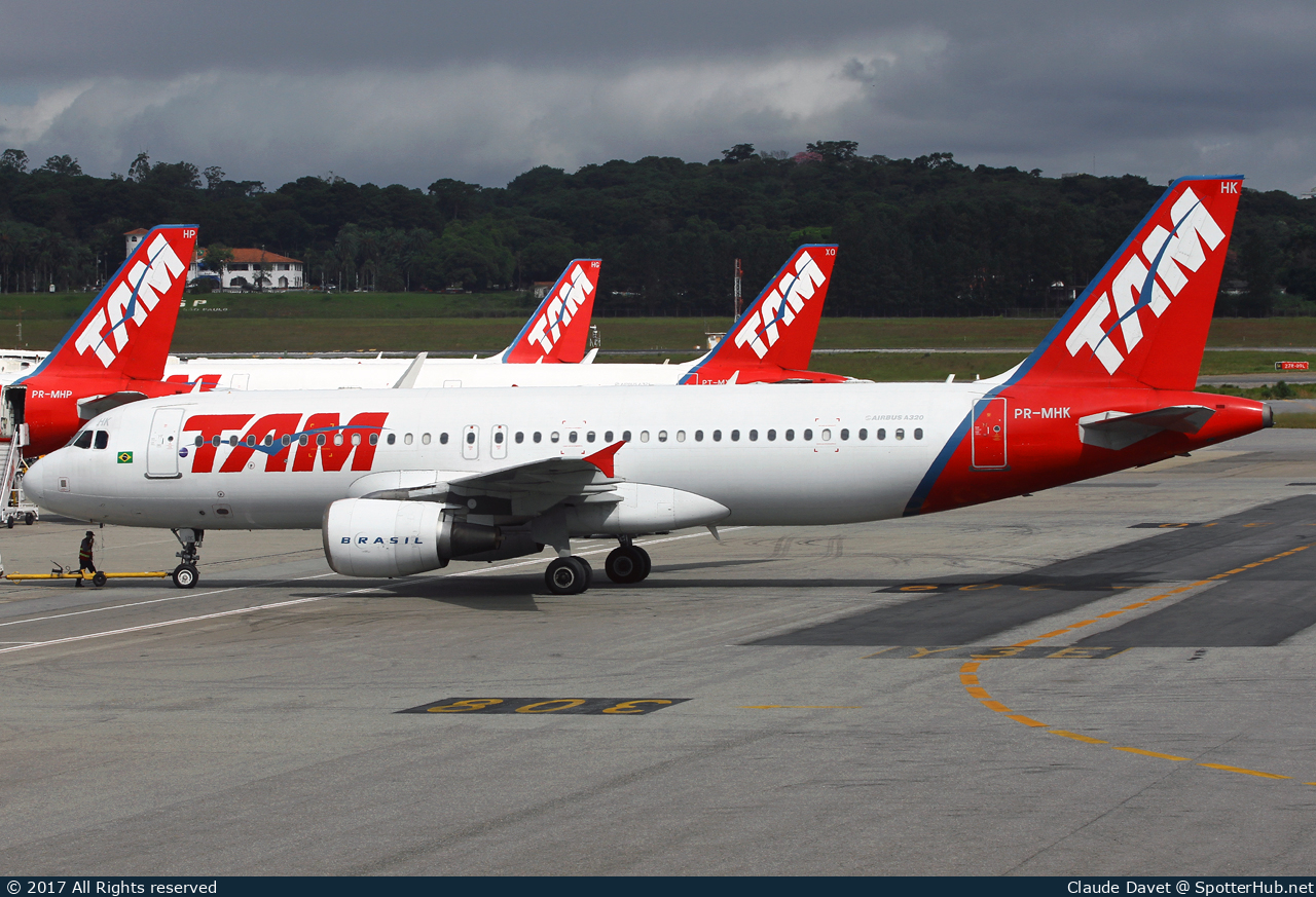 Photo of PR-MHK - Airbus A320-214 operated by TAM Linhas Aéreas
