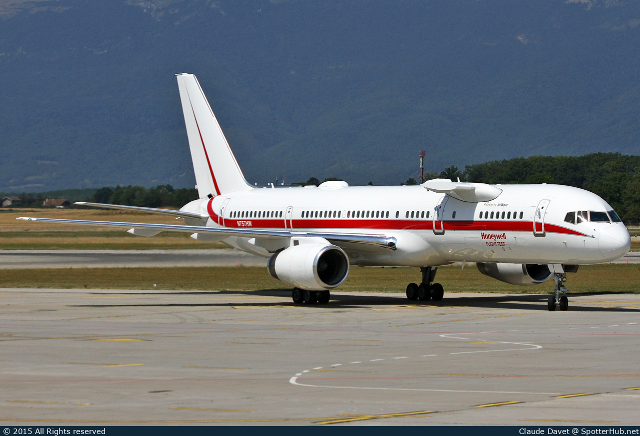 Photo of N757HW - Boeing 757-225 operated by Honeywell International Inc.