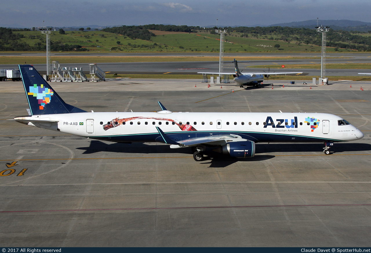 Photo of PR-AXB - Embraer ERJ-195LR operated by Azul