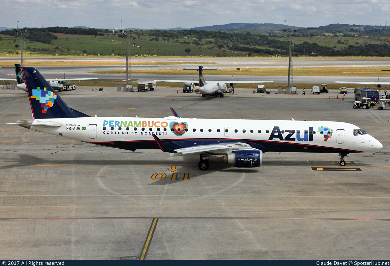 Photo of PR-AUH - Embraer ERJ-195LR operated by Azul