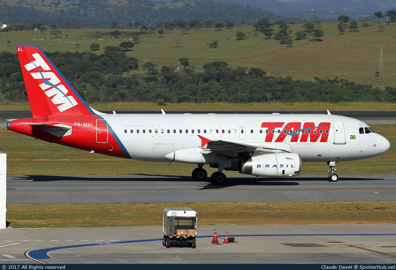 Photo of PR-MAL - Airbus A319-132 operated by TAM Linhas Aéreas