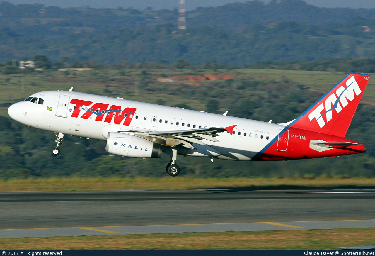 Photo of PT-TMI - Airbus A319-132 operated by TAM Linhas Aéreas