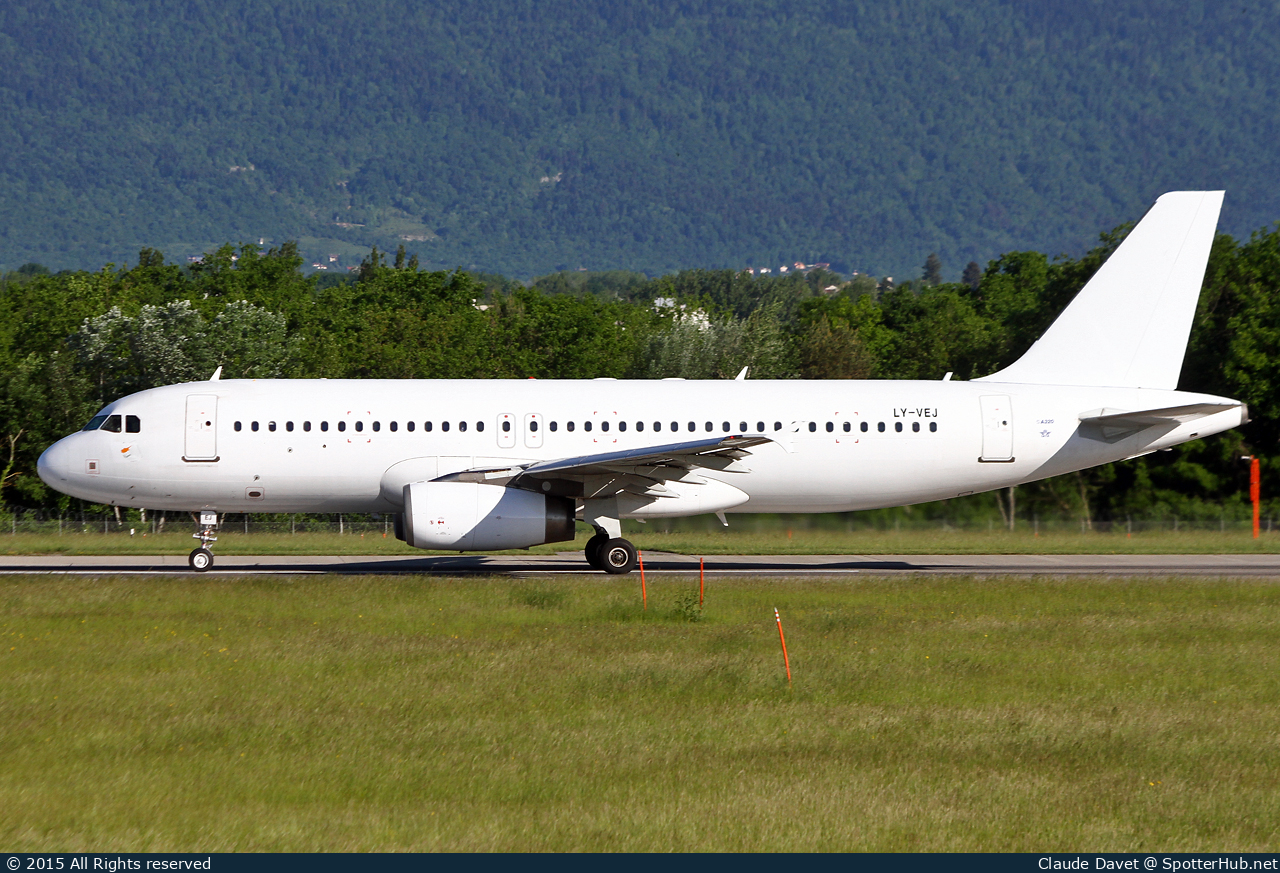 Photo of LY-VEJ - Airbus A320-232 operated by Avion Express