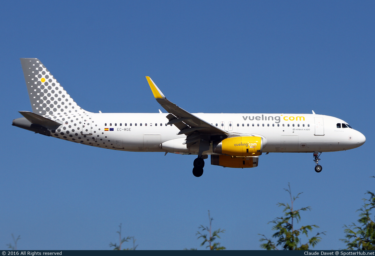 Photo of EC-MGE - Airbus A320-232 operated by Vueling
