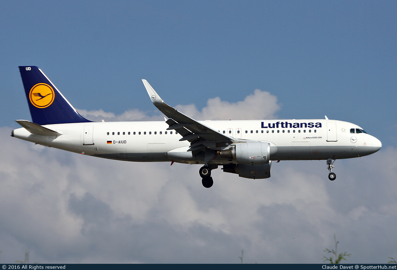 Photo of D-AIUD - Airbus A320-214 operated by Lufthansa