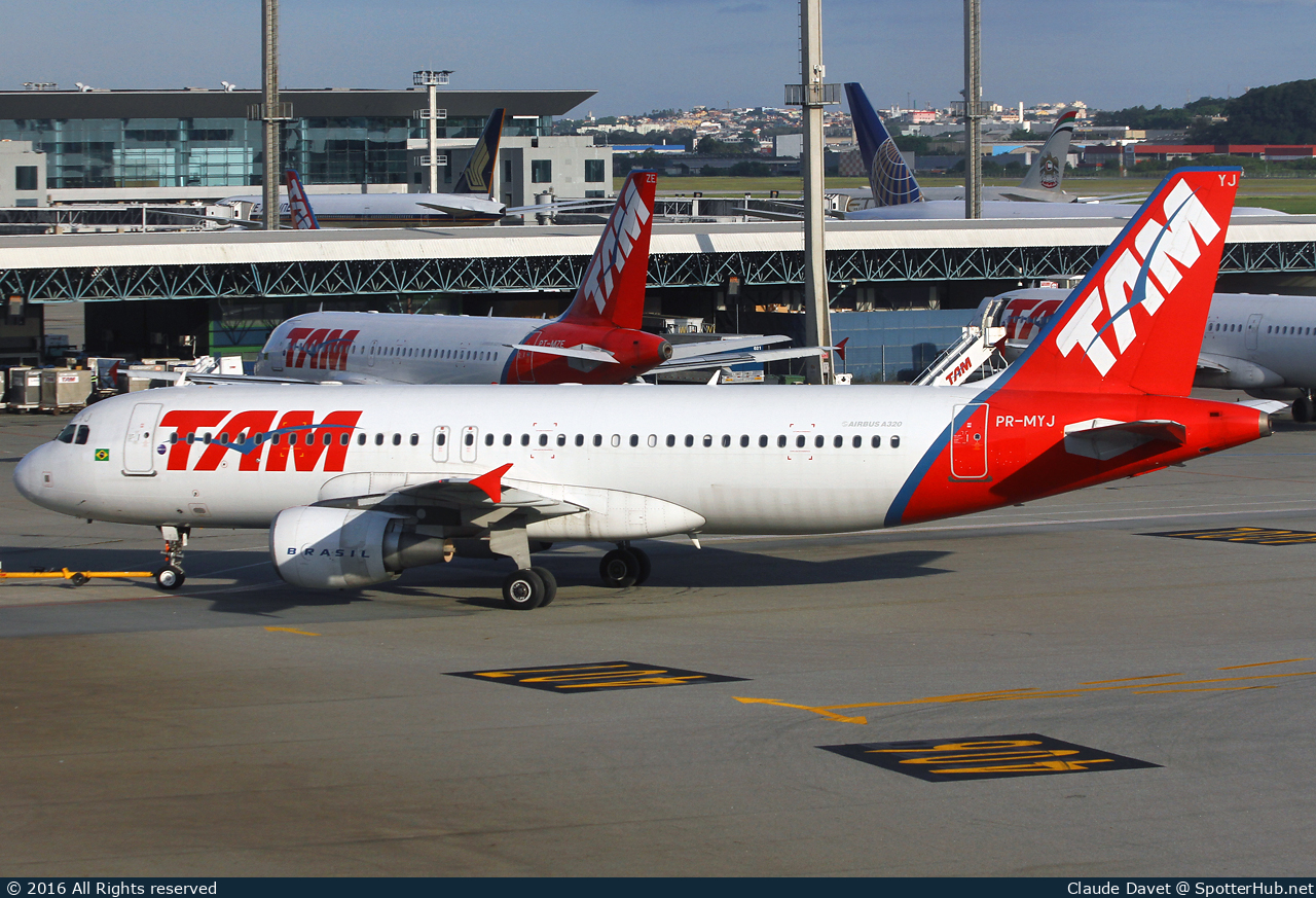 Photo of PR-MYJ - Airbus A320-214 operated by TAM Linhas Aéreas