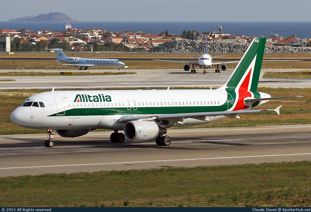 Photo of EI-IKB - Airbus A320-214 operated by Alitalia
