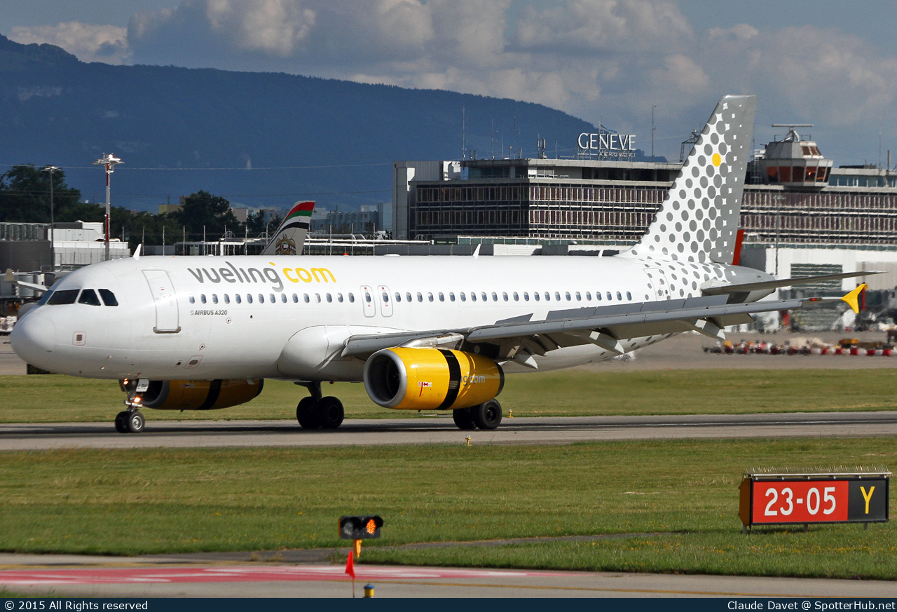 Photo of EC-LRE - Airbus A320-232 operated by Vueling