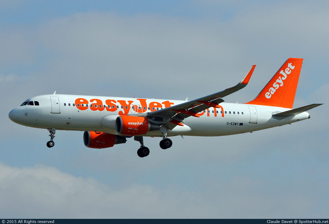 Photo of G-EZWT - Airbus A320-214 operated by easyJet