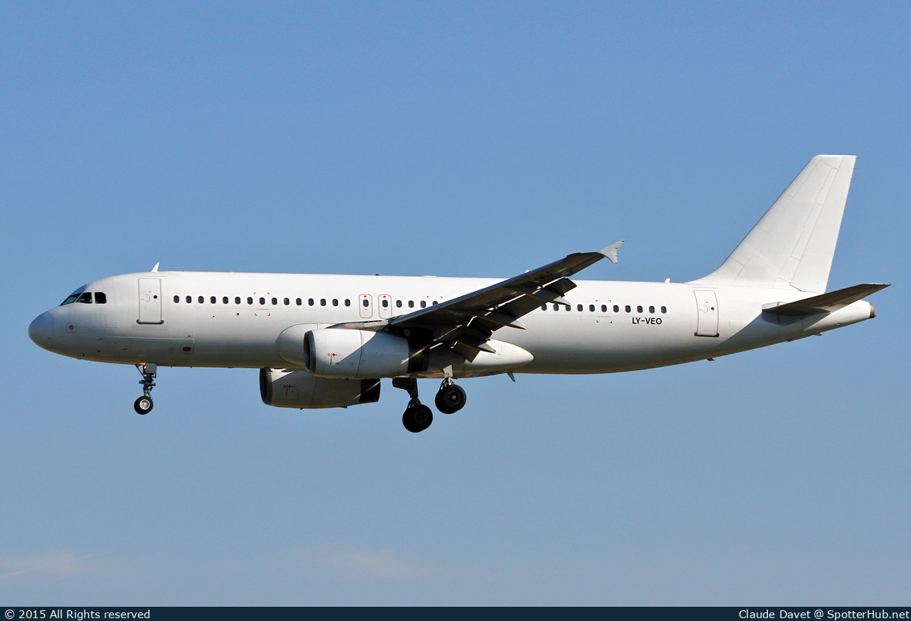 Photo of LY-VEO - Airbus A320-233 operated by Avion Express