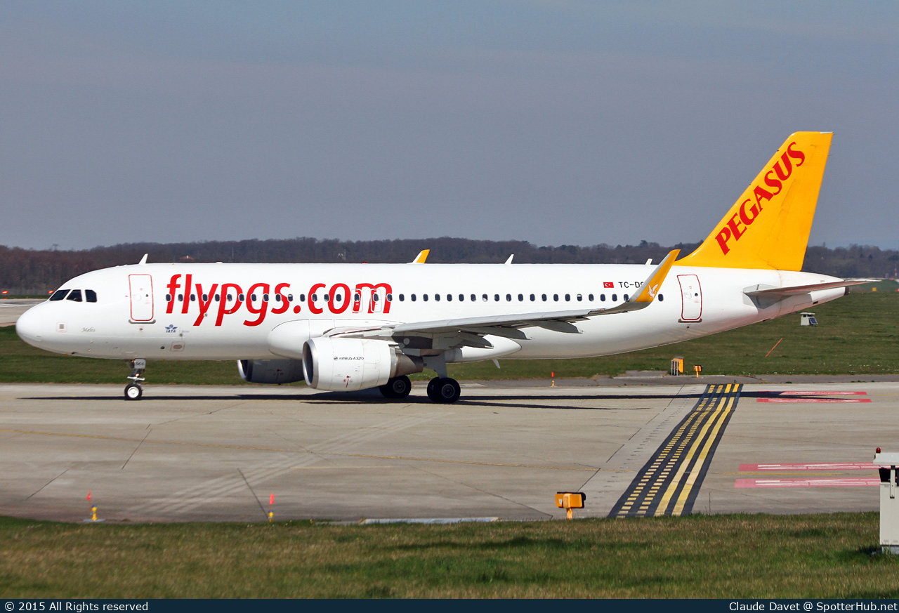 Photo of TC-DCC - Airbus A320-214 operated by Pegasus Airlines