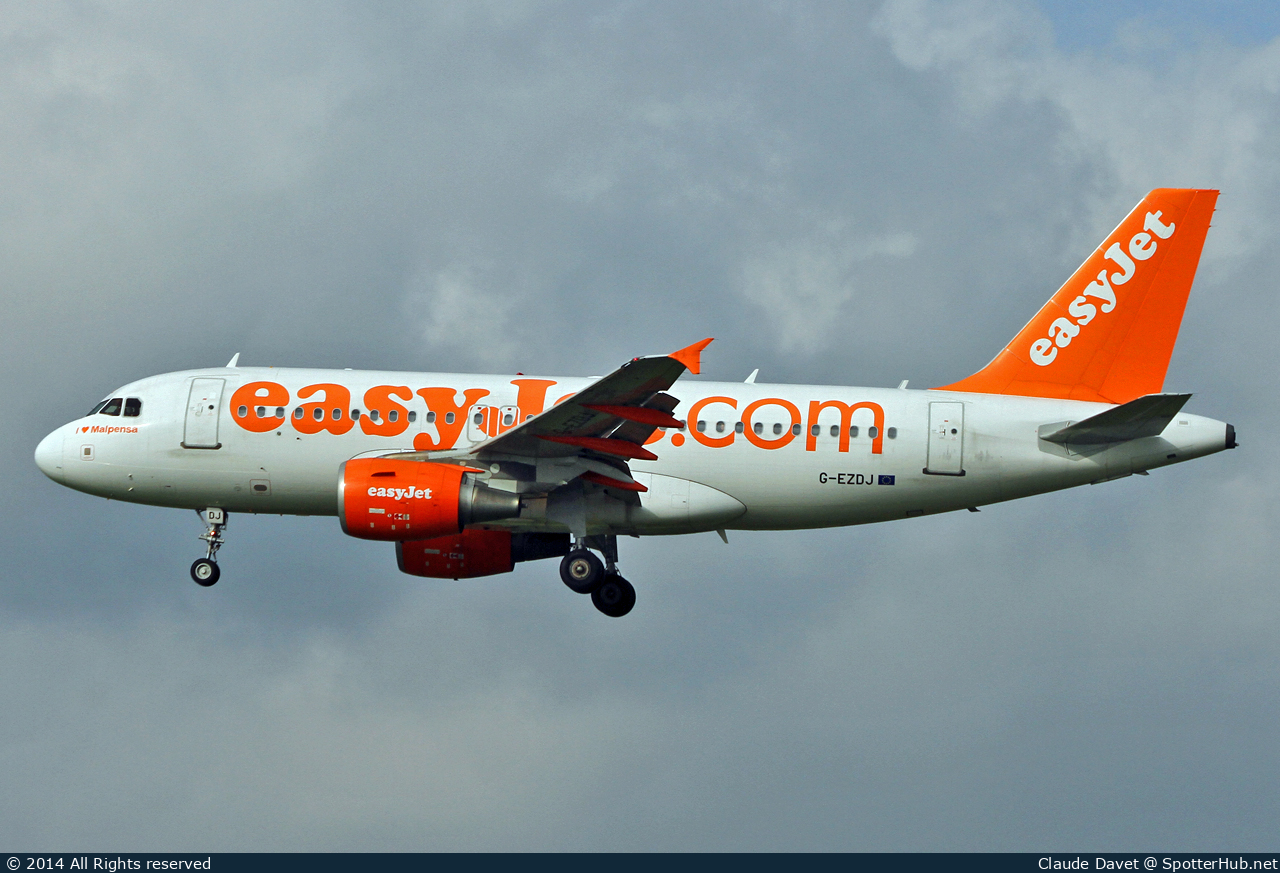 Photo of G-EZDJ - Airbus A319-111 operated by easyJet