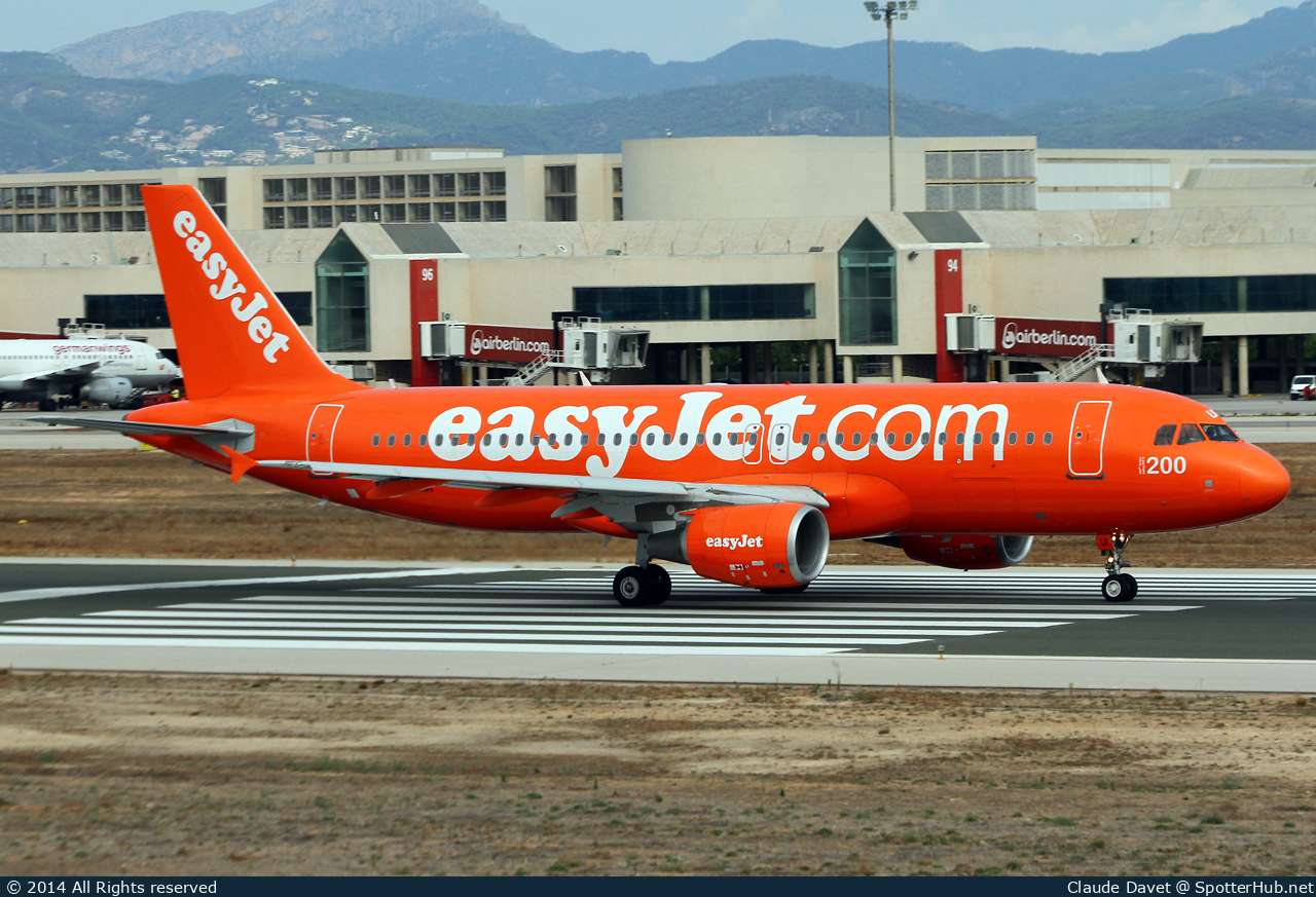Photo of G-EZUI - Airbus A320-214 operated by easyJet