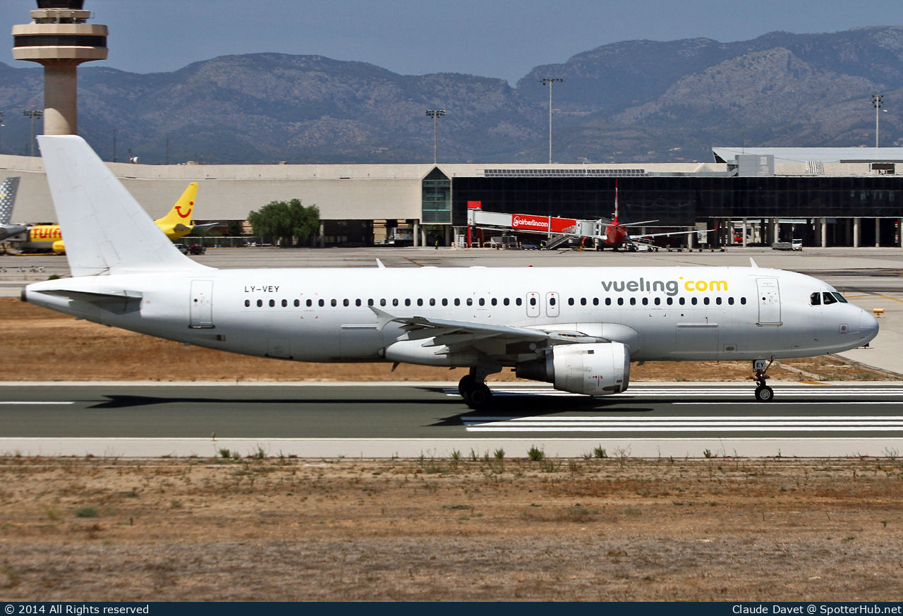 Photo of LY-VEY - Airbus A320-212 operated by Vueling (opb Avion Express)