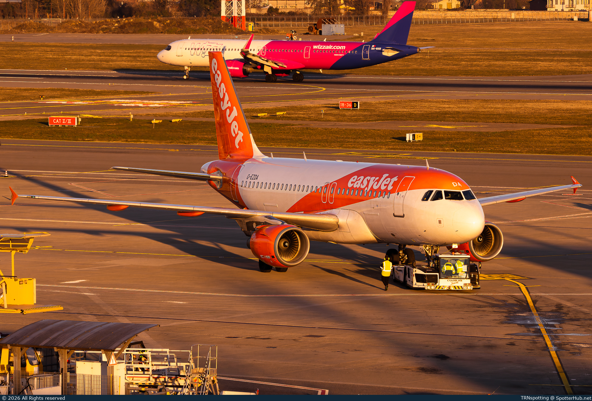 Photo of G-EZDA - Airbus A319-111 operated by easyJet