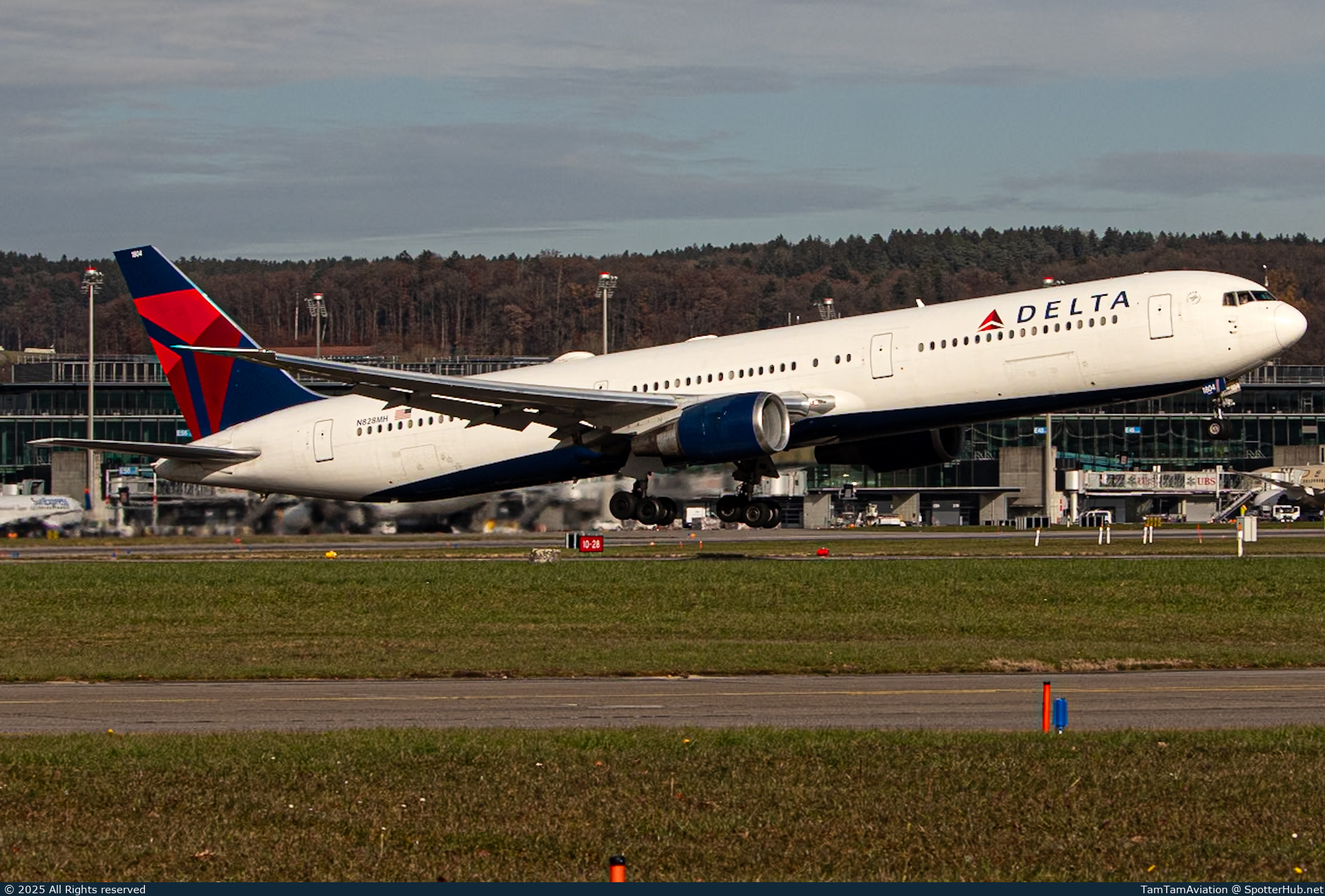 Photo of N828MH - Boeing 767-432(ER) operated by Delta Air Lines