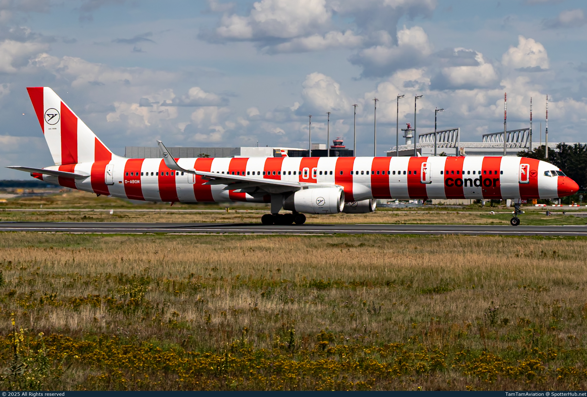 Photo of D-ABOM - Boeing 757-330 operated by Condor