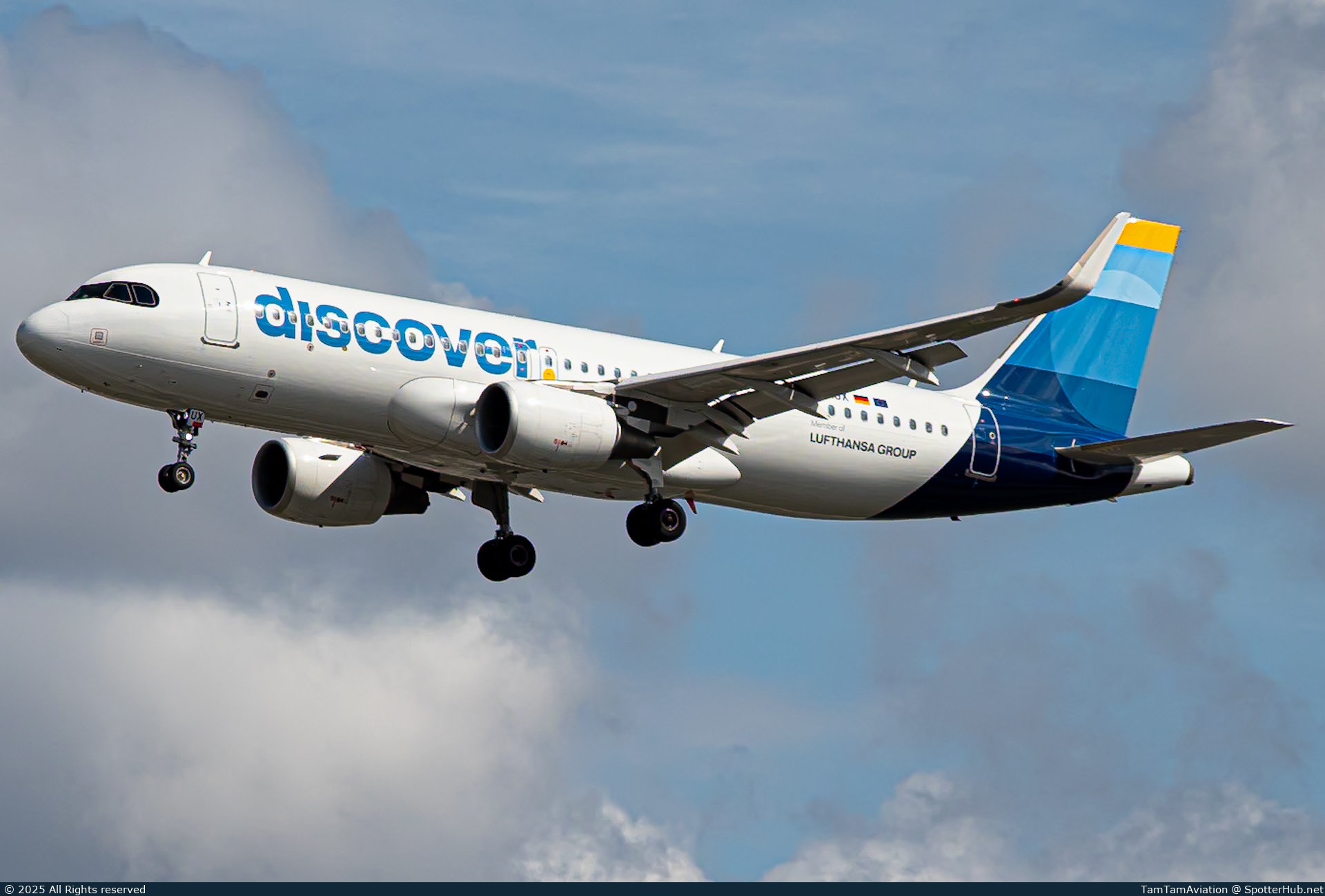 Photo of D-AIUX - Airbus A320-214 operated by Discover Airlines