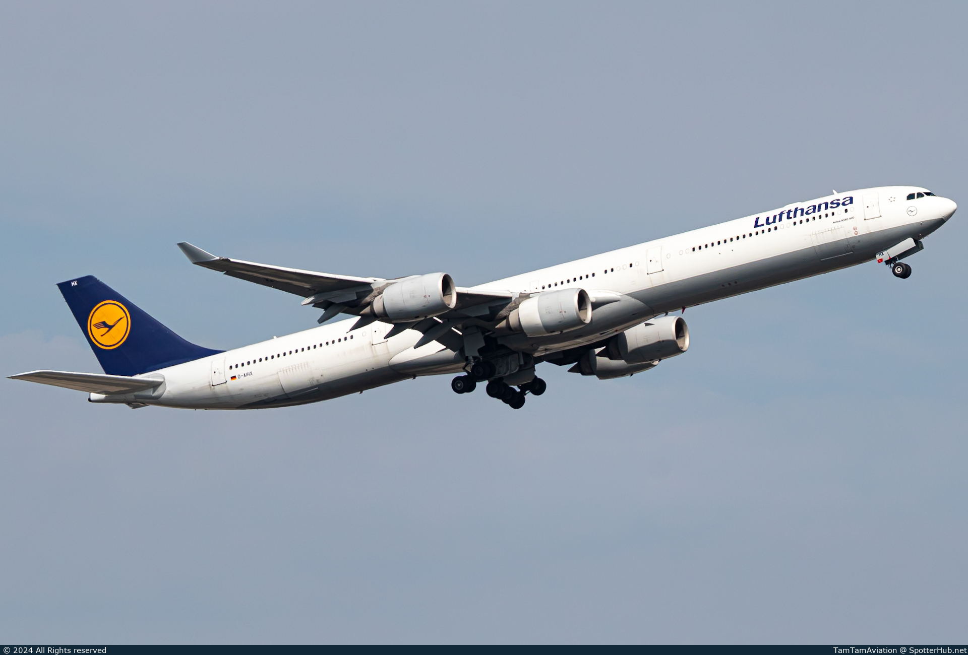 Photo of D-AIHX - Airbus A340-642 operated by Lufthansa